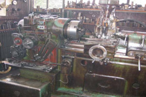 Machine for machining of splined shaft and worm gears